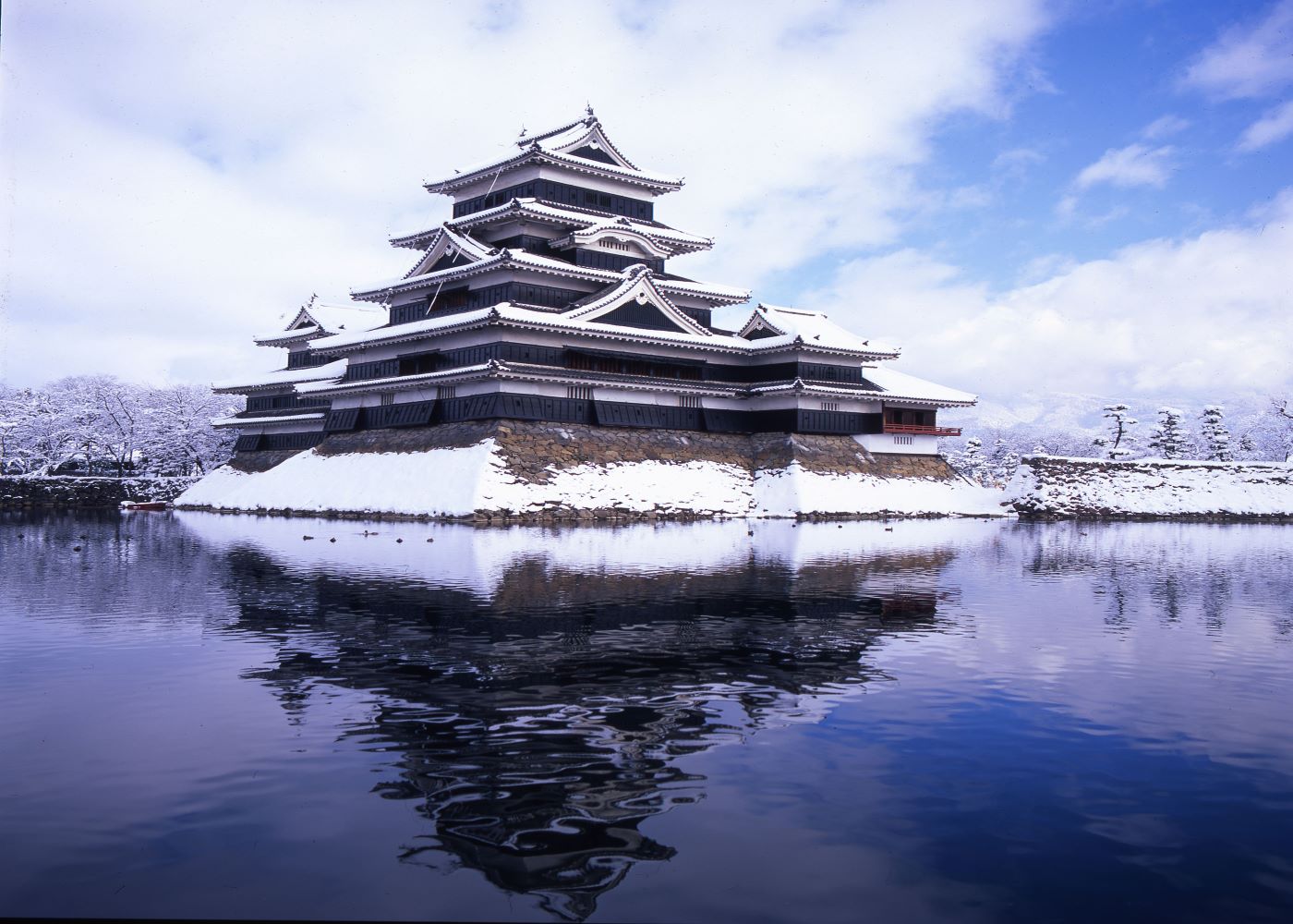 Matsumoto castle snow